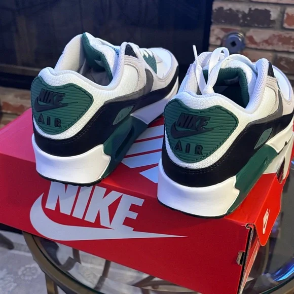 Nike Air Max 90 Sneakers Evergreen Aura DM0029-116 Men’s 11.5 / Women’s 13